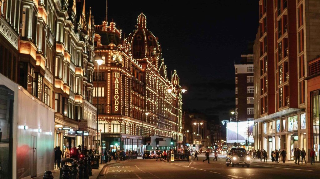 igor-sporynin-Luxury hotels near Harrods in London at night-unsplash